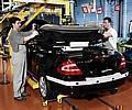 Endmontage Dacheinbau des Mercedes-Benz CLK Cabriolets.